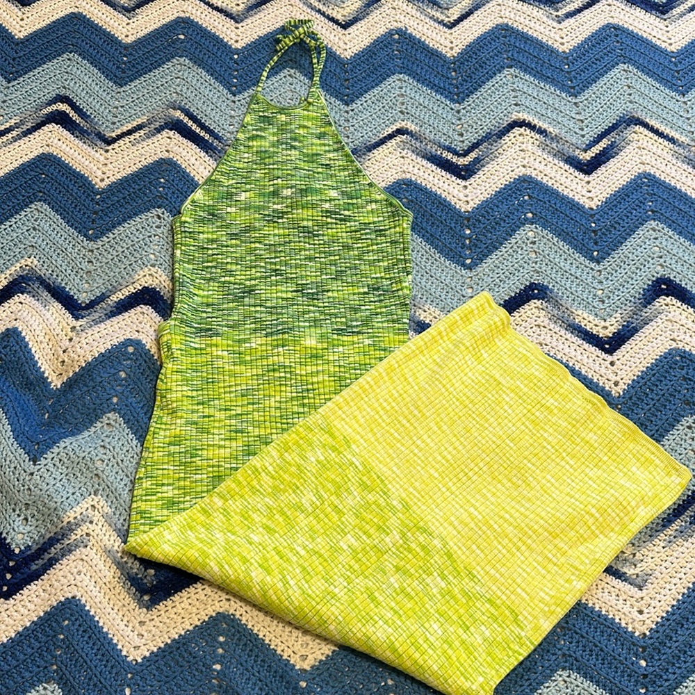 GREEN KNIT MIDI DRESS.